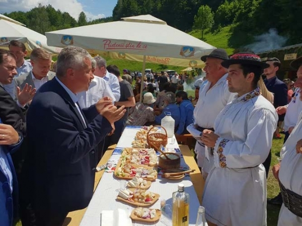 RUȘINOSUL PREȚ AL LAPTELUI DE 60 DE BANI/LITRU!