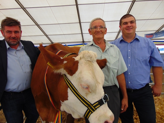 FOTO: Cel mai NOROCOS vizitator al AGROMALIM a plecat acasă cu MISS ARAD!