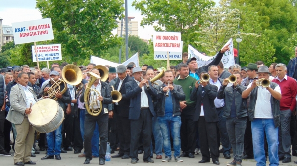 FOTO.PROTESTUL FERMIERILOR cu TREI FANFARE, VUVUZELE și BRÂNZĂ!