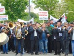 FOTO.PROTESTUL FERMIERILOR cu TREI FANFARE, VUVUZELE și BRÂNZĂ!