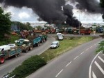 Revolta continuă! Fermierii francezi au aprins cauciucuri pe autostradă și au controlat camioanele cu carne