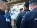 VIDEO! OIERUL DAN PETRESCU, SCOS AFARĂ CU JANDARMII DE LA MITINGUL CU PARFUM ELECTORAL AL LUI DAEA!