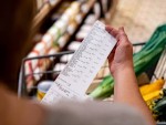 Plafonarea adaosului comercial la alimentele de bază continuă şi în 2025