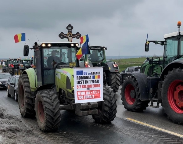 FOTO+VIDEO: PE AICI NU SE MAI TRECE! Toate mesajele fermierilor români care au ieșit cu tractoarele în stradă!