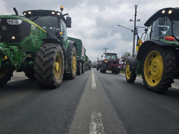 Fermierii au blocat autostrăzile cu sute de tractoare!