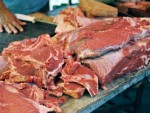 Tulcenii caută „adidaşii de porc”, produse ieftine, dar nu foarte sănătoase