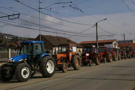 Agricultorii bulgari renunţă, temporar, la proteste