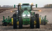 8R John Deere tractor autonom