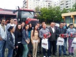 Cluj: Studenţii de la USAMV învaţă tehnică agricolă pe tractoarele de la Titan Machinery