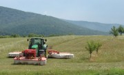 Tractor în câmp