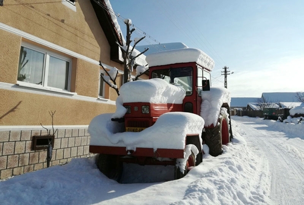 tractor acoperit cu zapada