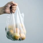 fructe in plasa de plastic o