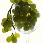 strugure alb in paharul de vin o 1