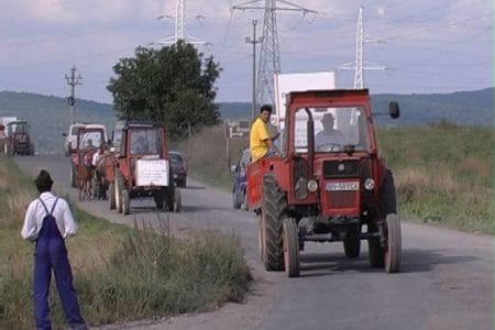 tractor pe drum public o