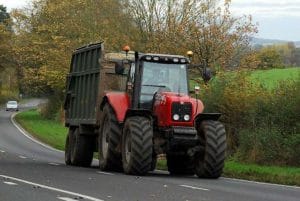 Amendă 5.000 de lei și dosar penal pentru conducerea unui tractor!