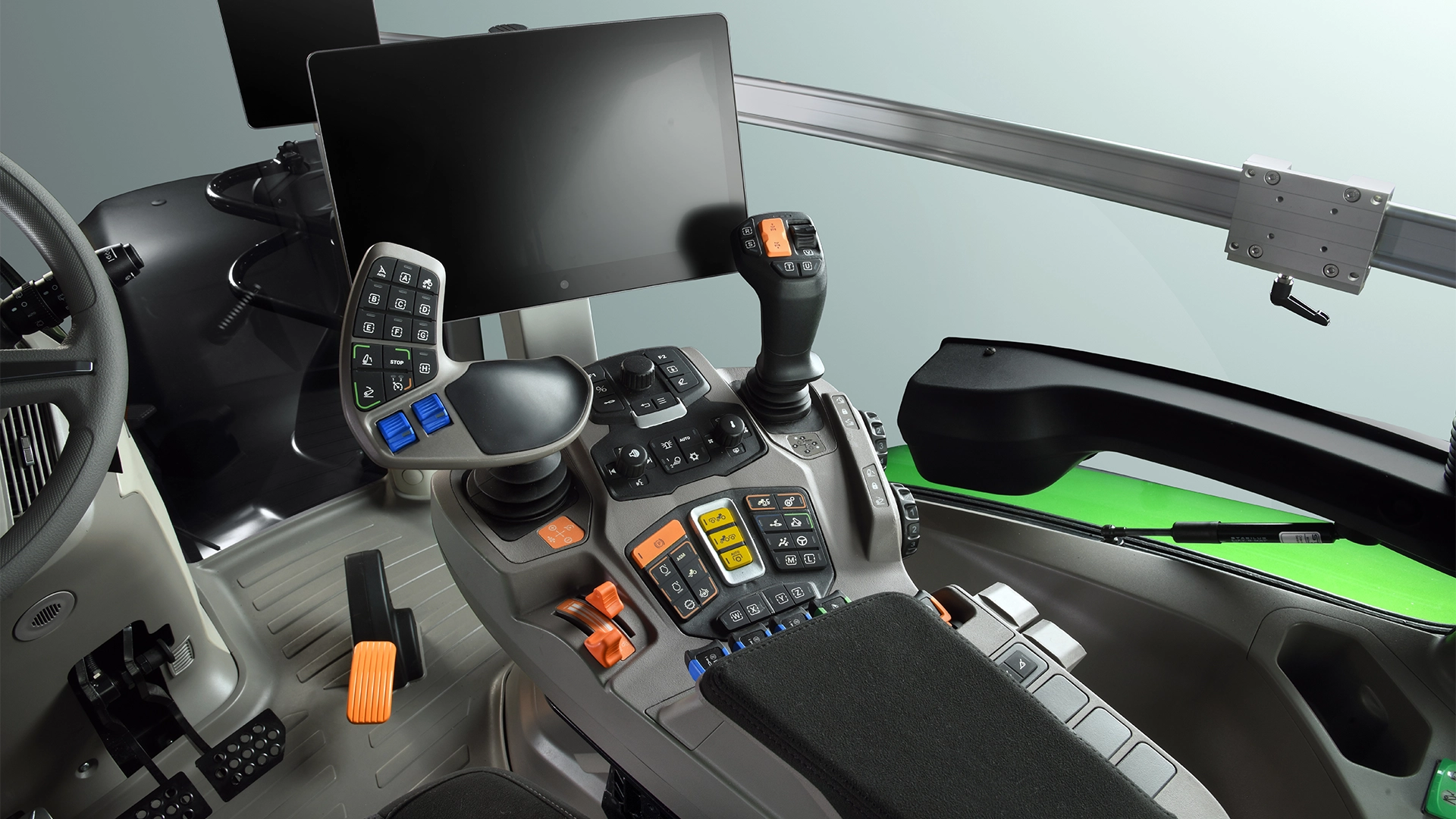 noua serie de tractoare Deutz Fahr 8 TTV 4