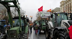 Cu tractoarele în stradă: Suntem fermieri, nu proști!