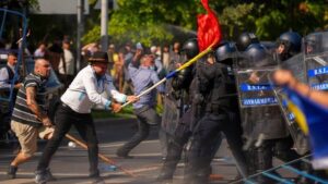 Video! Gaze lacrimogene și tunuri de apă să stingă protestul miilor de oieri!